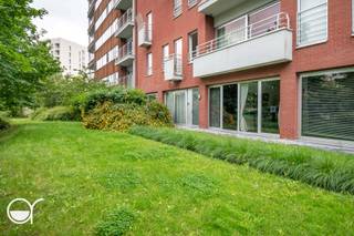 Dit appartement maakt deel uit van residentie Scheldeput en bevindt zich op het gelijkvloers. Bouwjaar 2011. Het is rustig gelegen aan het water (Filips de Goedekaai) maar toch dicht bij talloze verbindingswegen en de studentenbuurt. Het appartement omvat 2 slaapkamers, een bureau en een badkamer met dubbele lavabo, toilet en douche. Een lichtrijke leefruimte met een open volledig geïnstalleerde keuken en berging. De leefruimte geeft uit op een zeer ruim terras (35 m²). Er is ook de mogelijkheid om gebruik te maken van de gemeenschappelijke voortuintjes aan de oever van de Schelde. Bij het appartement hoort nog een ondergrondse autostaanplaats en een kelderberging. De autostaanplaats is verplicht bij te kopen prijs 30.000 euro. Ideaal als investering of voor studerende kinderen.Plan je bezoek via https://filipsdegoedekaai84.rosseel.be.
