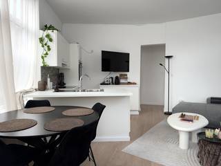 Dit <strong>gelijkvloers appartement</strong> bevindt zich op slechts 5 minuten fietsen van het historische stadscentrum, vlak bij de <strong>populaire en vernieuwende buurt Dok Noord</strong>.<br /><br />De aanwezigheid van <strong>tal van buurtwinkels</strong>, scholen, zorgvoorzieningen en andere faciliteiten, waaronder het <strong>AZ Sint-Lucas</strong>, in combinatie met de vlotte verbinding met het openbaar vervoer, vertaalt zich in een Mobiscore van 9,3/10.<br /><br />Via de privatieve inkomdeur komt u het appartement binnen. De indeling omvat een inkomhal, een open woonkamer met eetplaats en <strong>moderne keuken</strong>, <strong>twee slaapkamers</strong> en een badkamer die bereikbaar is via één van de slaapkamers.<br /><br />Het appartement kan <strong>volledig bemeubeld</strong> gehuurd worden.<br /><br />Huurprijs €1000/maand, onmiddellijk beschikbaar.<br /><br />Voor meer informatie of een bezoek ter plaatse kunt u contact opnemen met Theo via theo@convas.be.