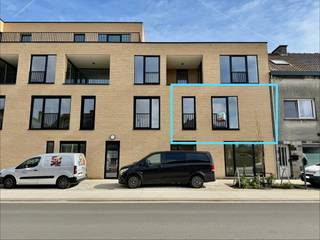 <p>Dit nieuwbouwappartement in Residentie Wondelaer bevindt zich op de eerste verdieping van een woonproject waar kwaliteit en duurzaamheid samenkomen. Het appartement is uiterst gunstig gelegen nabij het centrum van Wondelgem; alle voorzieningen zoals scholen, winkels, parken en openbaar vervoerd vindt u op wandel- en fietsafstand Dankzij de uitstekende verbindingen naar Gent kunt u hier genieten van de rust terwijl de levendigheid van de stad altijd dichtbij is.<br /><br />Het appartement omvat een inkomhal, ruime leefruimte met open, volledig geïnstalleerde keuken, badkamer met inloopdouche en wastafel, twee volwaardige slaapkamers, afgescheiden toilet, wasplaats en berging.</p><p>Daarnaast beschikt het appartement over een ruim zonneterras, privatieve ondergrondse autostaanplaats met aanpalend een private kelderberging, gemeenschappelijke fietsenberging waar er 4 plaatsen voorzien zijn en een gemeenschappelijke afvalberging.</p><p><br />Troeven:</p><ul><li><p>Energiezuinige technologieën</p></li><li><p>Groot zonneterras</p></li><li><p>Volledig geschilderd</p><p></p></li></ul><p><strong>Beschikbaar per 01/04/2026</strong></p><p>Provisie gemeenschappelijke kosten: €80 /maand.</p><p></p><p>Interesse om dit appartement te bezoeken? </p><p>Een bezoek kan uitsluitend via onze website aangevraagd worden: Te huur | Vastgoed De Vos, klik het pand aan dat u wenst te bezoeken en klik vervolgens op "Maak een afspraak". </p>