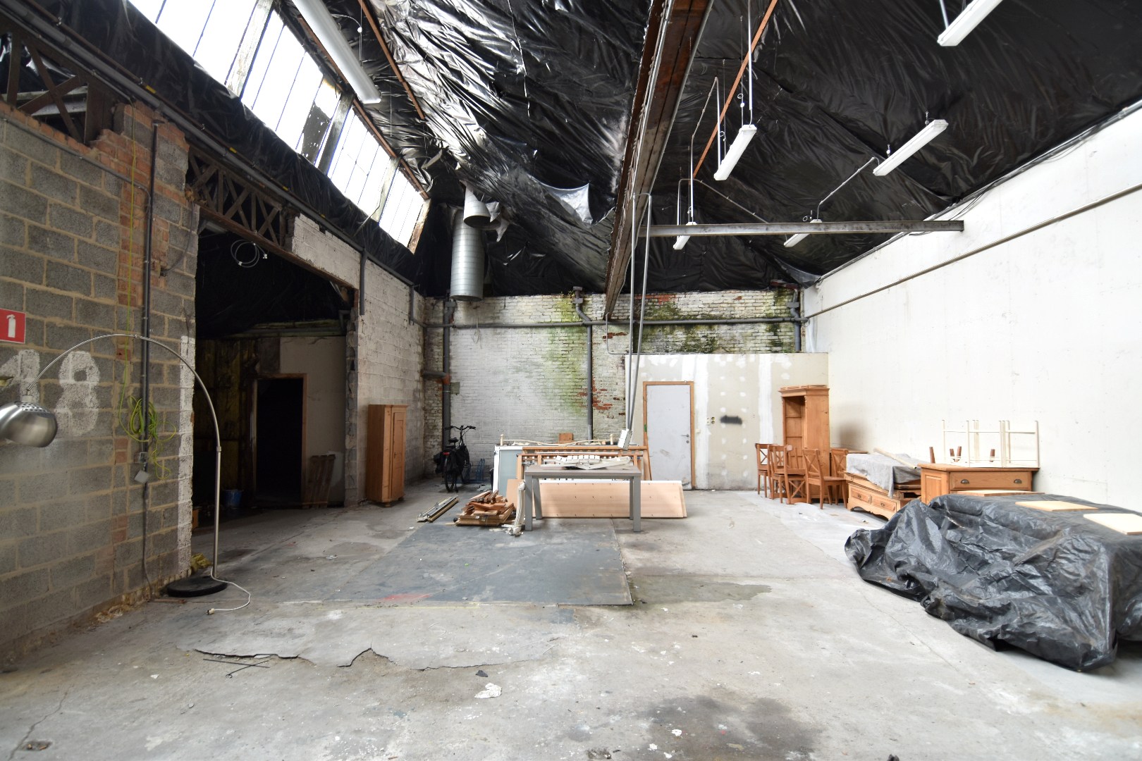 Te renoveren loods met burelen en toonzaal te Marke - foto 4