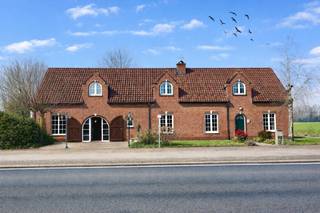 Op een unieke ligging in het groene Sint-Laureins vindt u deze veelzijdige woning met handelsruimte boordevol mogelijkheden. De...