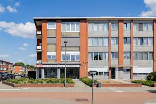 <p><span>Move-in ready </span><span>2</span><span>bedroom apartment </span><span> in a quiet residential area in Deurne. Located on the second floor of a small building with elevator.</span></p><p><span> </span></p><p><span>Would you like to live in the green surroundings of the </span><span>Rivierenhof </span><span>and the</span><span> </span><span>sports complex</span><span> Sportoase</span><span>?  With stores, schools, public transport and the connection to the freeways in the vicinity? Then this apartment is for you!</span></p><p><span> </span></p><p><span>Layout:</span></p><p><span> </span></p><p><span>Ground floor entrance hall with stairwell. </span></p><p><span>The apartment is located on the second floor (no elevator). We enter the entrance hall with fitted wardrobes. </span></p><p><span>From here there is access to the bright living space located on the street side. </span></p><p><span>The fitted kitchen has a sink, hob, extractor fan and oven. Washing machine and dryer connections.</span></p><p><span>2 bedrooms and a bathroom with toilet, shower and washbasin.</span></p><p><span>Convenient basement storage room included.</span></p><p><span> </span></p><p><span>Details:</span></p><p><span> </span></p><p><span>Centrally located</span></p><p><span>Green surroundings </span></p><p><span>PVC windows with double glazing (2010)</span></p><p><span>New boiler on natural gas</span></p><p><span> </span></p><p><span>Ideal apartment to use for yourself or as an </span><span>investment </span><span>to rent out! </span></p><p><span> </span></p><p><span> </span></p><p><span>Planning to buy property in Deurne? Or would you like a free valuation of your property? Call us for a free consultation on 03/568.68.06 or mail to <span>info@bolt.immo</span></span><span> </span></p><p><span> </span></p>