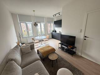 Volledig gemeubeld 1 slaapkamer appartement op de tweede verdieping regio Eilandje.<br /><br />Het appartement is gelegen op de tweede verdieping van een kleinschalig gebouw en is enkel toegankelijk met de trap. Het appartement is ingedeeld met een leefruimte die aansluit op de open keuken die voorzien is van vaatwasmachine, inductievuur, koelkast, diepvriesvak, dampkap en combinatie oven. Verder is er nog een slaapkamer met ingebouwde kasten waar de wasmachine instaat en een badkamer die voorzien is van een inloopdouche, lavabo en toilet. Het appartement is volledig gemeubeld.<br /><br />Meters gas, water en elektriciteit individueel.<br />De maandelijkse kosten bedragen €35,00.<br />BESCHIKBAAR VANAF 01 JANUARI 2027.