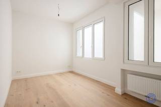 <p><span>Gelijkvloers appartement met kantoor en ruim terras in Antwerpen</span></p><p><span>In de rustige Osystraat in Antwerpen vindt u dit gelijkvloerse appartement met twee slaapkamers, een aansluitend kantoorgedeelte en een zuidoost gericht terras van circa 24 m². De combinatie van wonen en werken, de kwalitatieve afwerking en de centrale ligging maken dit een bijzonder veelzijdig eigendom. Het pand maakt deel uit van een volledig gerenoveerd gebouw met lift en videofoon.</span></p><p><span> </span></p><p><span>Indeling</span></p><p><span>De ruime gemeenschappelijke inkomhal biedt toegang tot het appartement en het achtergelegen kantoor. Vanuit deze hal bereikt u ook een fietsenberging, die uitsluitend door het appartement en het kantoor wordt gebruikt.</span></p><p><span>Het appartement beschikt over een eigen inkomhal met gastentoilet, die uitgeeft op de leefruimte met open keuken. De ruime keuken is uitgerust met kwalitatieve toestellen, waaronder een grote oven, een koelkast met afzonderlijke diepvries, een inductiekookplaat en een vaatwasser. De parketvloer geeft het woongedeelte een warme uitstraling.</span></p><p><span>Verder beschikt het appartement over twee slaapkamers van circa 15 m² en 8 m² en een praktische badkamer met lavabomeubel en regendouche.</span></p><p><span>Het achtergelegen kantoorgedeelte omvat twee afzonderlijke kamers van elk circa 10 m² en een grote polyvalente ruimte van circa 30 m². Een stijlvolle tegelvloer zorgt hier voor een verzorgde afwerking. Zowel vanuit het appartement als vanuit het kantoor is er toegang tot het zuidoost gerichte terras van circa 24 m².</span></p><p><span>In de kelder bevinden zich bovendien twee privatieve, droge bergingen van circa 6 m² en 7 m².</span></p><p><span> </span></p><p><span>Belangrijkste troeven</span></p><ul><li><span>Veelzijdige combinatie van wonen en werken.</span></li><li><span>Gelijkvloerse ligging in een volledig gerenoveerd gebouw.</span></li><li><span>Zuidoost gericht terras van circa 24 m², bereikbaar vanuit het appartement en het kantoor.</span></li><li><span>Kwalitatief uitgeruste keuken en parketvloer in het woongedeelte.</span></li><li><span>Twee slaapkamers en een afzonderlijk kantoorgedeelte met twee kamers van elk circa 10 m² en een polyvalente ruimte van circa 30 m².</span></li><li><span>Fietsenberging voor exclusief gebruik door het appartement en het kantoor.</span></li><li><span>Twee privatieve kelderbergingen.</span></li><li><span>EPC-label C, conforme elektrische keuring en asbestveilig.</span></li><li><span>Rustige, doodlopende straat op een centrale locatie in Antwerpen.</span></li></ul><p><span> </span></p><p><span>Algemene informatie</span></p><p><span>De maandelijkse gemeenschappelijke kosten worden geraamd op circa € 40. Daarnaast bedraagt de provisie voor verwarming circa € 75 per maand. Het appartement beschikt over individuele meters voor elektriciteit en water.</span></p><ul><li><span>EPC: label C.</span></li><li><span>Elektrische keuring: conform het AREI.</span></li><li><span>Asbestattest: asbestveilig.</span></li></ul><p><span> </span></p><p><span>Het gebouw</span></p><p><span>Het volledig gerenoveerde appartementsgebouw omvat zes appartementen en een kantoor. Het gebouw is voorzien van een lift en een videofoon. Het aangeboden appartement en het kantoorgedeelte bevinden zich op het gelijkvloers.</span></p><p><span>Op de waarde van het appartement (€ 260.000) betaalt u 2% registratierechten (indien u aan de voorwaarden voldoet), op het gedeelte van het kantoor (€ 129.000) betaalt u 12% registratierechten.</span></p><p><span> </span></p><p><span>Ligging</span></p><p><span>Het pand is gelegen in de Osystraat in 2060 Antwerpen, een doodlopende straat met weinig autoverkeer. Hier combineert u een rustige woonomgeving met de nabijheid van het stadscentrum.</span></p><p><span>Openbaar vervoer bevindt zich in de directe omgeving, met onder meer Antwerpen-Centraal nabij. Voor het appartement wordt een nieuw parkje met een Velo-station aangelegd, wat de omgeving extra aantrekkelijk maakt.</span></p><p><span>Mobiscore: 9,7/10!</span></p><p><span> </span></p><p><span>De informatie in deze prospectus wordt uitsluitend ter informatie verstrekt. Kandidaat-kopers dienen zelf de verstrekte informatie te verkrijgen, te controleren en te interpreteren.</span></p><p><span> </span></p><p><span> </span></p>
