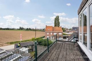 <strong>Ligging</strong><br />Dit lichtrijk appartement is gelegen in Beveren-Leie, een rustige en gegeerde deelgemeente van Waregem. Dankzij de <strong>gunstige ligging</strong> geniet je van een vlotte verbinding naar Waregem en Kortrijk, met winkels, scholen en horeca op korte afstand.<br /><br /><strong>Indeling</strong><br />Het appartement omvat een inkomhal, een ruime leefruimte met veel lichtinval en een praktisch ingerichte keuken. Verder zijn er twee slaapkamers en een badkamer met ligbad, lavabomeubel en toilet. Achteraan bevindt zich een ruim terras met een aangenaam uitzicht, ideaal om te ontspannen na een drukke dag.<br /><br /><strong>Technisch</strong><br />Verwarming gebeurt via aardgas (centrale verwarming). Het appartement beschikt over een <strong>EPC-label C,</strong> wat bijdraagt aan een degelijk energieverbruik en comfort.<br /><br /><strong>Troeven</strong><br />Momenteel is het appartement verhuurd aan €640 per maand, wat zorgt voor een stabiel en onmiddellijk rendement. De combinatie van een goede ligging, <strong>een betrouwbare huurder</strong> en de inbegrepen autostaanplaats maakt dit een interessante investering. Zowel geschikt als <strong>opbrengsteigendom als voor eigen bewoning op termijn.</strong><br /><br /><strong>Contact</strong><br />Interesse in deze opportuniteit? Neem vrijblijvend contact op voor meer informatie of een bezoek via Cedrik op 0472/66.56.64 of via cedrik@real-immo.be