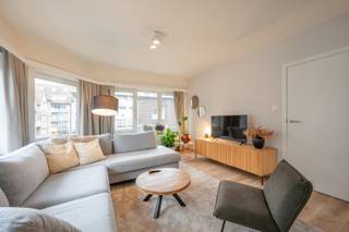 Instapklaar hoekappartement, centraal gelegen in het hart van Heist.Indeling van het appartement op de tweede verdieping:Inkomhal met vestiaire...