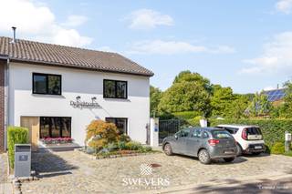 Voor meer info en foto’s, surf naar www.swevers.be – Aan Parklaan 14 in Diepenbeek ontdek je een verrassend ruime halfopen bebouwing met tal van mogelijkheden. De woning is momenteel gekend als B&amp;B De Jahthoorn en kan in deze functie worden verdergezet, maar vormt dankzij haar veelzijdige indeling ook een interessante gezinswoning of combinatie van wonen en werken. De woning dateert van 1989, biedt 213 m² bewoonbare oppervlakte en staat op een zuidwestelijk georiënteerd perceel van 6a 30ca. Het geheel is op te frissen, maar kreeg reeds enkele verbeteringen zoals dakisolatie, een pelletkachel, rolluiken en een carport. Op het gelijkvloers bevinden zich een inkomhal met gastentoilet, een leefruimte van circa 36 m² met open haard, een keuken van circa 18 m² en een eerste slaapkamer van 14,82 m². De ruime polyvalente zone leent zich uitstekend als bureau, praktijk, salon of voor de verdere uitbating van de B&amp;B. Op de verdiepingen liggen nog drie slaapkamers van circa 16 m², 18 m² en 15,75 m². Met in totaal vier slaapkamers en vier badkamers is er volop ruimte voor bewoners en gasten. Daarnaast zijn er diverse bergingen en een zolder van circa 18 m². Buiten geniet je van een gezellige zuidwestgerichte tuin met overdekt terras. Winkels, scholen, ontspanning en openbaar vervoer bevinden zich in de nabije omgeving. Ook Hasselt, Genk en Bilzen zijn vlot bereikbaar. Een veelzijdige woning met veel ruimte en potentieel voor privé- én professioneel gebruik. Voor meer informatie, bel 011 255 155. Bron bewoonbare oppervlakte: EPC – verslag.