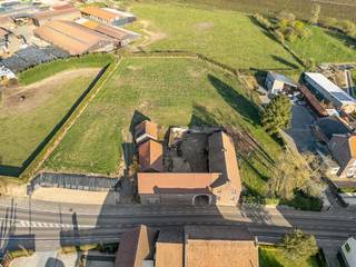 Welkom in deze karaktervolle hoeve waar authentieke charme en moderne renovatie hand in hand gaan. De volledige eigendom  beslaat 44 ,26...