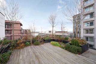 OPEN HOUSE ZATERDAG 28/03 TUSSEN 11U - 12U<br />SCHRIJF U IN VIA DEZE KNOP OF DOOR ONS TE CONTACTEREN OP 03/227 06 36 - WELCOME@DEMEESTER.EU<br /><br />Prestigieus wonen in Palazzo Verde! <strong>Hoogwaardig afgewerkt appartement met dakterras. </strong><br /><br />Gelegen op <strong>wandelafstand van het Zuidpark, Museum van Schone Kunsten en de heraangelegde Scheldekaaien</strong>. Op de 6e verdieping vindt u een zalig <strong>gemeenschappelijk dakterras</strong> waar u kan genieten van een <strong>weids zicht op de Schelde en de skyline van Antwerpen, tot aan het MAS! </strong><br /><br />Bij binnenkomst valt de <strong>lichte leefruimte</strong> op, dankzij de grote raampartijen die uitgeven op een <strong>royaal zuidoostgericht terras</strong>. Dit terras is <strong>volledig afsluitbaar, </strong>waardoor het in de winter als een verlengstuk van de leefruimte kan dienen, met zicht op het groen. Verder een kwalitatieve <strong>Bulthaup keuken</strong>, afgewerkt met <strong>natuursteen</strong> en uitgerust met alle gebruikelijke toestellen, inclusief een <strong>Quooker kraan.</strong> Extra handig zijn de <strong>ingemaakte kasten</strong> in de leefruimte alsook een ingemaakt bureaumeubel. Opbergruimte gegarandeerd!<br /><br />Via de nachthal, met <strong>separaat toilet</strong> en glazen binnendeuren, gaat u naar het slaapgedeelte. Hier vindt u een aangename slaapkamer met een tweede <strong>zuidwestgericht terras</strong>, een ensuite badkamer met <strong>inloopdouche</strong> en een <strong>ruime dressing.</strong><br /><br />Voor extra comfort is er een <strong>kelderberging inbegrepen</strong> en hebt u de mogelijkheid om een <strong>autostaanplaats mee aan te kopen.</strong><br /><br />Het betreft een hoogwaardig afgewerkt en instapklaar appartement in een energiezuinig gebouw, met een mooi terras op toplocatie nabij de uitvalswegen en het gegeerde Zuid.<br />Troeven: <br />- Verkoop onder registratierechten. <br />- Royaal terras<br />- Gemeenschappelijk dakterras <br />- Energiezuinig<br />- Toplocatie nabij het Zuidpark, de scheldekaaien en de uitvalswegen<br />- Ingemaakte kasten