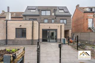 Dit nieuwbouwcomplex wacht nog enkel op een - afwerking om er een mooi collectief pand van te maken. Het bestaat uit drie appartementen, waarbij...