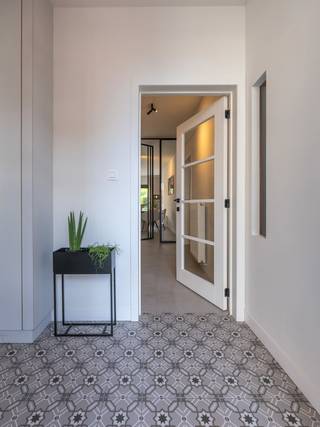 <span><strong>RUIME EN STIJLVOL GERENOVEERDE GEZINSWONING MET 177 M<sup>2 </sup>WOONOPPERVLAKTE, 3 SLAAPKAMERS EN EXTRA POLYVALENTE RUIMTE TE KOOP IN STOKKEM</strong><strong><br /></strong></span><span><br />Op zoek naar een ruime, instapklare woning met karakter, een hoogwaardige afwerking en verrassend veel leefruimte?<br /><br />Deze smaakvol gerenoveerde woning combineert het comfort van een moderne woning met de charme van een karaktervolle stadswoning.<br /><br />Met maar liefst 177 m<sup>2</sup> woonoppervlakte beschikt de woning over een ruime en aangename leefomgeving voor een gezin, terwijl de verschillende niveaus ook volop mogelijkheden bieden voor thuiswerken, hobby's of een extra slaapkamer.<br /><br />Bij binnenkomst ervaar je meteen de verzorgde afwerking en warme uitstraling van de woning. De leefruimte sluit mooi aan op de moderne keuken, waardoor er een aangename open leefomgeving ontstaat van bijna 37 m<sup>2</sup>. Daarnaast is er een afzonderlijke ruimte die perfect kan dienen als tv-hoek, bureau of rustige leesruimte.<br /><br />Op de eerste verdieping bevinden zich de slaapkamers en de badkamer. De bovenste verdieping vormt een echte troef: deze ruimte van ongeveer 36 m<sup>2</sup> is momenteel ingericht als slaapkamer met zithoek, maar kan eveneens worden ingericht als ruime vierde slaapkamer, tienerkamer, hobbyruimte of thuiskantoor.<br /><br />Ook buiten biedt de woning aangename mogelijkheden, met een gezellige buitenruimte en tuin. <br /><br /><strong>TROEVEN</strong><br /><span>- Mooie en gezellige gerenoveerde rijwoning gelegen in het centrum van Stokkem.<br />- Gelegen op wandelafstand van natuurgebieden De wissen, Negenoord en de Maas.<br /></span>- <span>Woning afgewerkt in hoogwaardige en kwalitatieve materialen (binnendeuren, kasten, keuken, badkamer, ...).</span><br />- <span>Moderne keuken met eiland en apparatuur.</span><br /><span>- Energielabel B: energiezuinige woning!</span><span><br /></span>- Het perceel is met een wagen bereikbaar aan de achterzijde.<strong><br /></strong><strong><br />GELIJKVLOERS <br /></strong>- Inkomhal: technische kast.<br />- Toilet: hangtoilet, spoelbakje, ventilatie.</span><br /><span>- Trappenhal: houten trap naar de eerste verdieping, glazen deur die toegang geeft tot de leefruimte.</span><br /><span>- TV-hoek: TV-meubel, mogelijkheid tot het inrichten van een bureau/praktijkruimte (directe toegang tot inkomhal mogelijk).</span><br /><span>- Leefruimte/keuken: <span>keukenwand (onder- en bovenkasten, koelkast, vaatwasser, spoelbak, inductiekookplaat, dampkap, oven, combi-oven, warmhoudlade), keukeneiland (onderkasten, lades, composiet keukenblad), </span>schuifpui naar de binnenkoer en tuintje met terras.</span><br /><span>- Berging: CV-installatie.</span><br /><span>- Achterinkom: deur die toegang geeft naar de binnenkoer en tuintje met terras.</span><br /><span>- Wasplaats: onderkasten, lades, spoelbak, aansluiting wasmachine en droogkast.</span><br /><br /><span><strong>VERDIEPING 1</strong> </span><br /><span>- Overloop: houten trap naar de tweede verdieping.<br />- Badkamer: badkamermeubel (dubbele lavabo, lades, spiegel), inloopdouche, hangtoilet.<br />- Slaapkamer 1: TV-aansluiting.<br />- Slaapkamer 2: TV-aansluiting.<br /><br /><strong>VERDIEPING</strong> <strong>2 </strong><br />- Slaapkamer 3: open geheel: momenteel ingericht als slaapkamer en zithoek, mogelijkheid tot het inrichten van een extra 4de slaapkamer of bureel, ventilatiesysteem.</span><br /><br /><span><strong>EXTERIEUR<br /></strong>- Binnenkoer met tuintje, te</span><span>rras en tuinberging <br />- Oprijlaan in kiezel (staanplaats voor 2 auto's)<br /><br /><br /><br /></span>