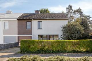 Verrassend ruime gezinswoning met 4 slaapkamers op een mooie locatie in Lichtaart.<br /><br />Bent u op zoek naar een woning met enorme potentie op een mooie locatie voor uw gezin? Dan is deze te renoveren woning in Lichtaart precies wat u zoekt.<br /><br />Gelegen in een zeer rustige en kindvriendelijke woonwijk met uitsluitend plaatselijk verkeer, genieten uw kinderen hier van een veilige speelomgeving. Met een openbaar speelpleintje op amper 100 meter afstand is dit de gedroomde plek om op te groeien.<br /><br />Indeling & Troeven:<br /><br />Lichtrijke leefruimte: Een gezellige woonkamer met direct en prachtig zicht op de achtertuin.<br /><br />Keuken: Praktisch gesitueerd aan de straatkant.<br /><br />Slaapkamers & Extra ruimte: Maar liefst 4 volwaardige slaapkamers én een extra ruimte die perfect dienst kan doen als dressing, hobbykamer of thuiswerkplek.<br /><br />Sanitair: badkamer met ligbad, toilet en dubbele lavabo.<br /><br />Comfort: Centrale verwarming op aardgas met radiatoren.<br /><br />Maak er uw droomhuis van.<br />Deze stevige woning (bouwjaar 1976) vormt de perfecte basis voor wie een woning naar eigen smaak en hedendaagse normen wil renoveren. De uitstekende ruimtes en de fantastische ligging maken elke investering hier meer dan waard.<br /><br />Grijpt u deze kans om van dit huis uw ultieme thuis te maken? Neem vandaag nog contact met ons op voor een bezoek.<br /><br />Dit pand is onderworpen aan de renovatieverplichting van de Vlaamse overheid voor residentiële gebouwen (behoudens bij sloop binnen 5 jaar na de aankoop). Consulteer voor meer informatie de website van het Vlaams Energie- en Klimaatagentschap via https://www.vlaanderen.be/een-woning-kopen/renovatieverplichting-voor-residentiele-gebouwen<br /><br />Bestuursmaatregelen in het maatregelenregister: nee