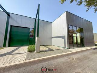 KMO-unit van 376 m² met grote glaspartij. Deze unit is door de natuurlijke lichtinval ook geschikt voor showroom/kantoren.Incl. 2...