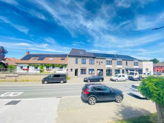 <strong>Woning met 3 slaapkamers en tal van mogelijkheden.</strong><br />In het centrum van Spiere-Helkijn bevindt zich deze woning ideaal voor mensen die dit zelf wensen in te richten. Alle grove werken(voorzieningen) zijn reeds gebeurd<br /><br /><strong>Indeling</strong><br />gelijkvloers: inkom met gastentoilet, ruime leefruimte die je naar eigen smaak kan afwerken, keuken waar alle voorzieningen aanwezig zijn en technische berging met nieuwe materialen.<br />eerste verdiep: badkamer alle voorzieningen aanwezig, 2 ruime slaapkamers<br />tweede verdiep: zolderkamer ideaal als master bedroom en dressing<br /><br /><strong>Troeven:</strong>
<ul><li>veel lichtinval</li><li>in te richten naar eigen smaak</li><li>centrum gelegen</li><li>voorzieningen reeds aanwezig</li><li>op 15 min van Kortrijk en autostrade</li></ul>