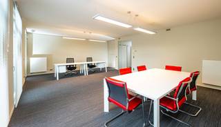 <strong>Kantoor ca. 117m² met terras ca. 40m² gelegen langs De Keyserlei ter hoogte van de aansluiting met het Koningin Astridplein, in het eigenlijke centrum van Antwerpen tegenover het Centraal Station en de Diamantwijk.<br /><br /></strong>Zeer goede ligging langs de commerciële as De Keyserlei/Meir, die het Centraal Station verbindt met de binnenstad en de Groenplaats. Een handelsstraat met gerenoveerde winkelpanden afgewisseld met horeca-zaken en enkele recent opgerichte luxe-hotels waaronder Hylitt en Astrid Plaza.<br />Openbaar vervoer: stopplaatsen van alle stad- en streekverbindingen in de directe nabijheid.<br />Directe parkeermogelijkheid in de omgeving: parking De Keyser (De Keyserlei) en Astridparking (Astridplein).<br />Uniek zicht op de Keyserlei en het Centraal Station.<br /><br /><span><strong>GEBOUW:<br /></strong></span>Het gebouw werd oorspronkelijk opgericht rond 1900 en werd recent volledig vernieuwd. De vier verdiepingen zijn verbouwd tot kantoren en voorzien van alle modern comfort.<span><strong><br /><br /></strong><strong>INDELING:</strong></span><br /><br />U betreedt het kantoor via de INKOMHAL <span>ca. 1,4m x 3,2.<br /><br /></span>Van hieruit krijgt u toegang tot de twee ruimtes;<br />Ruimte 1 ca. 7,8m x 6m<br />Ruimte 2 ca. 7,7m x 5,8m<br />In het midden is er een <span>kitchenette </span><span>ca. 2,6m x 3,3m en dames- en herentoilet.<br />Langs de achterkant is er een ruim privé terras van ca. 40m².<br /><br /></span><strong><span>Bijzonderheden: </span></strong><br />* Luxueuze inkom en binnen afwerking<br />* Lift en beveiliging aanwezig in gebouw<br />* Airco en centraal ventilatiesysteem? EPC B<br />* Beschikbaar - Af te spreken met huurder<br />* Individuele meters voor elektriciteit, water en gas<br />* Zeer centraal gelegen nabij het Centraal Station en openbaar vervoer.<br />*AO/maand €325,00/maand incl. brandverzekering, elektriciteit algemene delen, schoonmaak gemeenschappelijke delen en eventuele onderhoudswerken en alarminstallatie<br />* OV voor huurder: € 1850,87