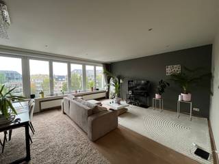 Dit aangename appartement is gelegen op een uitstekende locatie aan het Sint-Petrus- en Paulusplein in Oostende, op wandelafstand van winkels, openbaar vervoer en alle nodige voorzieningen. Het appartement beschikt over twee slaapkamers, een ruime en lichtrijke woonkamer en een balkon aansluitend aan de eerste slaapkamer. Dankzij de praktische indeling biedt het appartement een comfortabele woonomgeving, ideaal voor wie graag centraal in Oostende woont. De huurprijs bedraagt € 870 per maand, met een forfait van € 60 per maand voor de algemene onkosten. De nutsvoorzieningen zijn individueel en vallen ten laste van de huurder. Het appartement is beschikbaar vanaf 01/01/2027. Ben je geïnteresseerd in dit pand te huur in Oostende? Ga naar de website www.dermul.be, klik op het pand dat je wenst te huren. Via de knop "ik heb interesse" vragen we u kort een profiel in te vullen. Daarna nemen we contact op voor een bezoek. Telefonisch kunnen er geen afspraken gemaakt worden.