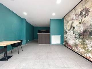 In de levendige en goed bereikbare wijk Muide in Gent bevindt zich dit instapklare handelspand van 70 m². Het pand is gelegen langs een drukke verbindingsweg met veel passage en uitstekende zichtbaarheid, wat het ideaal maakt voor diverse commerciële activiteiten.<br /><br />Het gelijkvloers werd voorheen uitgebaat als gamecenter en biedt daardoor een open en flexibele indeling die eenvoudig kan worden aangepast aan verschillende concepten zoals detailhandel, kantoor, praktijkruimte of dienstverlenende activiteiten.<br /><br />Dankzij de vlotte ligging nabij het stadscentrum en de havenomgeving geniet het pand van een constante stroom voorbijgangers en een goede bereikbaarheid met zowel wagen, fiets als openbaar vervoer.<br /><br />Een interessante opportuniteit voor ondernemers die op zoek zijn naar een goed zichtbaar en polyvalent handelspand op een strategische locatie in Gent.<br /><br />Huurprijs: € 1.000/maand