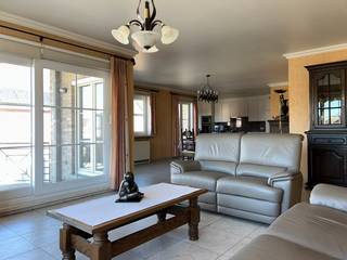 Dit fantastisch appartement is gelegen op de hoek van de Brugstraat en de Deinzestraat en kijkt uit op het Kerkplein.Met zijn bewoonbare oppervlakte...