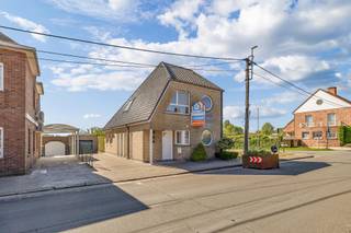 Voor meer info of een bezoek, bel 054 69 39 34 - Op een uitstekende ligging in Denderleeuw bevindt zich deze instapklare halfopen bebouwing...