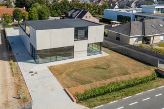 Uitzonderlijk modern en stijlvol nieuwbouw handelsruimte/kantoorruimte/showroom met een oppervlakte van 390 m² te huur. Uitstekend gelegen langs én met fenomenale visibiliteit van de N60 met onmiddellijke verbinding naar de E17. <br />De mooie glaspartijen benadrukken de moderne en open uitstraling van de ruimte met een overvloed aan natuurlijk lichtinval. Het gebouw biedt ruime parkeermogelijkheden en is omgeven door veel groen.<br /><br />Mogelijkheid bijhuren bovenverdieping van nog eens 170m². Onmiddellijk beschikbaar<br /><br />Heeft u interesse in meer informatie of wilt u een afspraak inplannen? Aarzel dan niet om contact op te nemen met Henry Van Tornhout - KMO Vastgoed op het nummer +32 474 13 37 93 of stuur een e-mail naar henry@kmovastgoed.be.