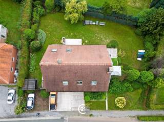 Ruime en lichtrijke villa met 4 slaapkamers en zuidgerichte tuinDeze ruime en bijzonder lichtrijke villa is residentieel gelegen in Overijse, nabij het centrum, openbaar vervoer en belangrijke verbindingswegen. De woning geniet van een uitstekende privacy, is volledig omringd door een mooie tuin met bbq en biedt geen inkijk van de buren.Via de ruime inkomhal (met vestiaire en gastentoilet) heeft u toegang tot de leefruimte en de volledig uitgeruste keuken met kookeiland. Zowel de leefruimte als de keuken hebben grote raampartijen die uitgeven op het terras en de zuidgerichte tuin. Verder zijn er een praktische bijkeuken, wasplaats en een dubbele inpandige garage. Vloerverwarming is voorzien op het gelijkvloers.Op de verdieping bevinden zich een ruime nachthal, toilet, 4 slaapkamers, waaronder een master bedroom met aansluitende badkamer en een dressing en een tweede badkamer. De ruime zolder strekt zich uit over de volledige woning en biedt extra mogelijkheden.Troeven: zeer lichtrijk – 4 slaapkamers – 2 badkamers – dressing – 2 terrassen – zuidgerichte tuin zonder inkijk – dubbele garage – ruime zolder – houtkachel – energiezuinig EPC-label B.Momenteel verhuurd aan € 2.290/maand, uiterlijk tot oktober 2027.Een ruime en comfortabele gezinswoning op een gegeerde locatie in Overijse, ideaal voor wie ruimte, licht, privacy en een goede bereikbaarheid wenst.