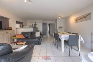 Zeer ruim gemeubeld 2 slaapkamer appartement met ideale ligging. Ten midden van de winkelstraat in Nieuwpoort bad ligt alles hier op wandelafstand. <br />75 EUR voorschot op de syndicuskosten.<br />EPC = 205