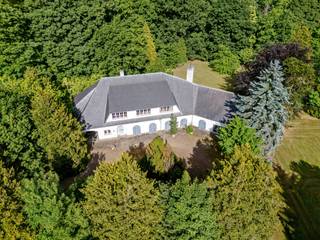 Renovatieproject: Statige villa op uitzonderlijk domein van 4,2 hectare in Hove – met tweede woning, zwembad, tennisterrein en parkgebiedIn het hart...