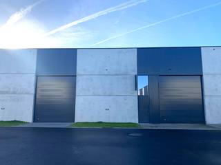 KMO Unit te huur van 457 m² met een lengte van 25 m en een breedte van 18 m en een vrije hoogte van 6,80 m. Er zijn 2 elektrische poorten met...