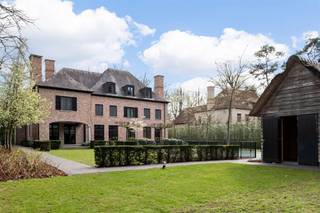Manoir villa met zwembad en poolhouse op toplocatieDeze statige villa in manoir stijl is gelegen aan de Voshollei en beschikt over een aangelegde...