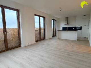 <p><span>Nieuwbouw BEN-appartement omringd door groen en rust!</span></p><p><span> </span></p><p><span>Het appartement is gelegen op de 5e en hoogste verdieping van het gebouw op de hoek wat zorgt voor zeer veel lichtinval. </span></p><p><span>Het pand ligt nabij belangrijke invalswegen in een mooi park.</span></p><p><span> </span></p><p><span>Indeling:</span></p><p><span>We nemen de lift naar boven en komen binnen in de ruime inkomhal, hier is er genoeg ruimte voorzien om een kast te plaatsen voor de jassen en schoenen.</span></p><p><span>Langs de hal is er toegang tot alle overige ruimtes.</span></p><p><span>De 2 slaapkamers hebben ramen tot op de vloer wat zorgt voor veel natuurlijk licht.</span></p><p><span>De badkamer is voorzien van een dubbele wastafel en een mooie inloopdouche.</span></p><p><span>Verder is er nog een apart toilet met handenwasser en een wasruimte voorzien in de hal.</span></p><p><span> </span></p><p><span>De leefruimte en open keuken geven uit op het grote terras dat zicht heeft op de binnenplaats en groen.</span></p><p><span>De keuken zelf is voorzien van alle nodige toestellen van kwaliteitsvolle merken, naast de keuken is er nog een extra berging voorzien.</span></p><p><span> </span></p><p><span>Het appartement is voorzien van vloerverwarming/- koeling, 2 privé zonnepanelen en een ventilatiesysteem doorheen heel het appartement.<br />Ten slotte is er nog een handige fietsenberging (te bereiken met de lift) waar er 3 fietsen gestald mogen worden.</span></p><p><span> </span></p><p><span>Nuttige informatie:</span></p><ul><li><span>Maandelijkse lasten: €200 (provisie verwarming, syndicus, lift, onderhoud gemene delen, ....)</span></li><li><span>Beschikbaar: onmiddellijk</span></li><li><span>EPB: in opmaak, label zal A zijn</span></li><li><span>Plaatsbeschrijving: €225 per partij</span></li><li><span>Huurwaarborg: 3 maanden<br /><br /></span></li></ul><p><span>Boek nu zelf ONLINE uw afspraak in. Surf naar het betreffende eigendom op onze website www.habicom.be en klik op de roze knop 'PLAN EEN BEZOEK'. </span></p><p><span>Kies het moment dat u het beste uitkomt, vul de gevraagde contactgegevens in en klik nadien op verzenden om te bevestigen.</span></p><p><span> </span></p>