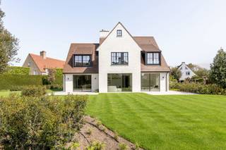 Newly built villa in the typical Zoute style. Contemporary finish on a quiet location.<br /><br />Layout: Spacious entrance hall with guest toilet and cloakroom. Bright living kitchen and dining area with immediate access to the garden and terrace. Large sitting room with large sliding window and fireplace. Adjacent is a multipurpose room accessible via a sliding door.<br />1st floor: Night hall with separate toilet. Spacious master bedroom with dressing room and bathroom. 3 bedrooms, each with their own bathroom.<br />Garage for 2 cars and space to park cars outside.