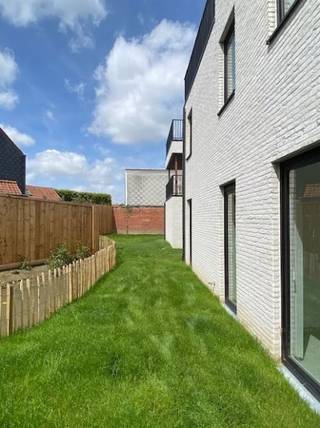 <strong>1 slaapkamer appartement op gelijkvloers met tuin</strong><br />Prijs 875 € + 50 € syndic/maand (staanplaats inbegrepen)<br />Volledig geschilderd en instapklaar vanaf 1-1-2027<br />In het absolute centrum van Kuurne, op de hoek van de 12de Liniestraat en de Koning Albertstraat kun je deze kleine Residentie vinden. deze kleinschalige residentie.<br />Appartement, elk voorzien van de allernieuwste technieken:<br /> - vloerverwarming,<br />- warmtepomp,<br />- zonnepanelen,<br />- hoogwaardige isolatie & dubbel glas<br />- akoestische voorzieningen, <br />- ventilatiesysteem <br />- etc...<br />Er is een kleine gemeenschappelijke buitenzone, lekker in het groen. Tevens is er een staanplaats voor de wagen op de gelijkvloerse verdieping en een fietsenberging. <br />
