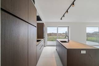 Deze hedendaagse nieuwbouwwoning met zadeldak op lot 71 is ondertussen volledig kwalitatief afgewerkt en beschikt over 4 slaapkamers, een vaste...