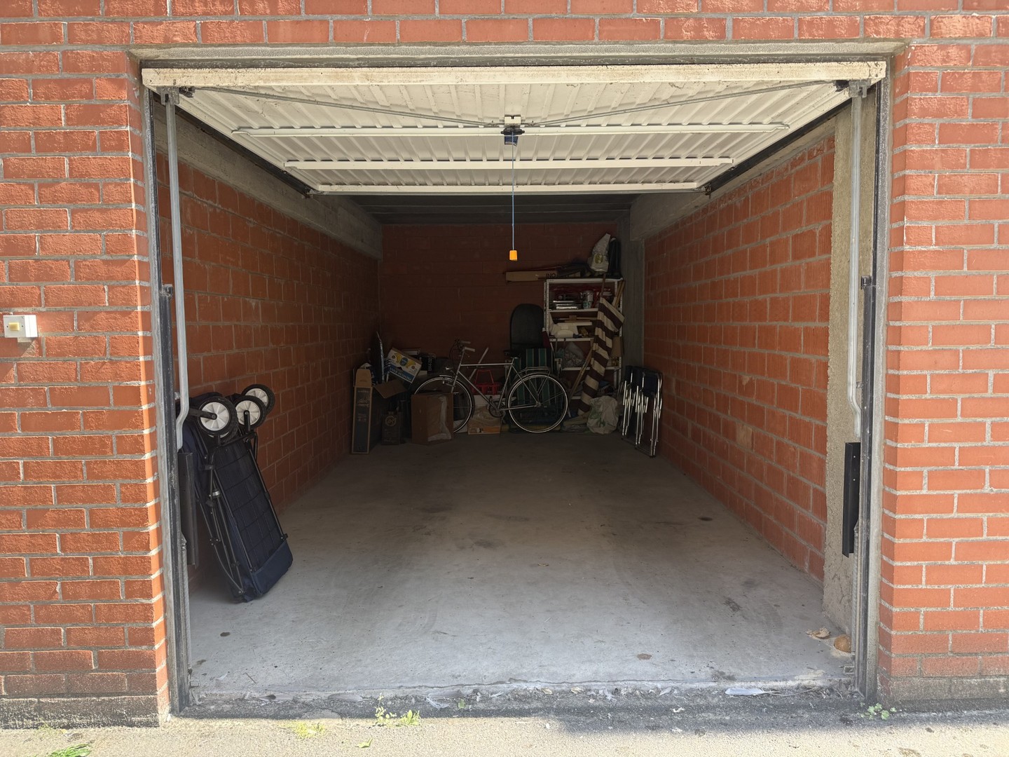 Garage te huur op gelijkvloerse verdieping op koertje van residentie Zonneschijn.Afmetingen: hoogte: 1,94m ; breedte: 2,2m ; diepte: 5,2m