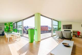 Deze bijzondere eigendom gelegen in de mooie Prins Albertstraat vlak aan het station van Sint-Niklaas is een unicum. Het voormalige pakhuis werd omgetoverd tot een bijzonder woonhuis<br />met een echt loftgevoel in verschillende bouwlagen en een overweldigende rooftop.<br /><br />Je komt het gebouw binnen via de inkomhal of de tandemgarage. Achteraan het gebouw is een personenlift die je tot alle verdiepingen brengt inclusief tot de ruime kelder. <br />Op de eerste verdieping is een polyvalente ruimte (of slaapkamer) met aangrenzende badkamer. Op de tweede verdieping is een afzonderlijk toilet, een ruime slaapkamer met dressing en mooie badkamer aanwezig. Op de derde verdieping is een afzonderlijk gastentoilet, heel toffe open keuken met een grote eet-en woonkamer.<br />De trappenhal doorheen het hele pand is fenomenaal en voelt open en industrieel aan. Op de bovenste 4e verdieping<br />is een bijzondere polyvalente ruimte aanwezig met aaneensluitend een gigantisch dakterras dat gedeeltelijk overdekt is.<br />Deze verdieping heeft een bijzonder karakter gezien op deze rooftop een echte stedelijk vibe leeft en ideaal is voor ontspanning of leuke zomerbarbecues met vrienden en familie. <br /><br />Kortom een bijzonder uniek pand met een wauw ervaring. <br /><br /><strong>Bijkomende troeven:</strong><br /><em>- personenlift aanwezig van de -1 tot de +4<br />- toiletten aanwezig op de eerste, tweede en derde verdieping<br />- airco's, pellet kachel en centrale verwarming<br />- zeer groot terras met aangenaam stadszicht<br />- verslag elektrische installatie is conform</em><br /><br />Aarzel niet om een afspraak te maken via het nummer 03/5029874 of vastgoed@claves.be