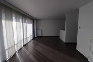 Modern appartement met 3 slaapkamers op de markt van Egem.<br /><br />Het appartement ligt op de eerste verdieping van de kleinschalige residentie Germanus.<br /><br />We komen het appartement binnen via de inkomhal met apart gastentoilet. Van hieruit bereik je de lichtrijke leefruimte met aansluitend de open keuken en een wasplaats/berging. Terug in de inkom bereik je de 3 slaapkamers en de badkamer. Zowel voor- als achteraan bevindt zich een ruim terras. Ook is er een garage aanwezig voor 1 wagen.<br /><br />Het appartement is volledig geschilderd en voorzien van verlichting en gordijnen.