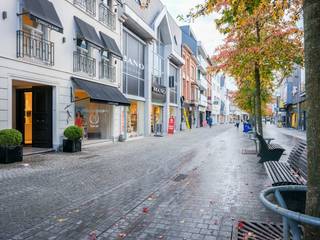 This unique commercial property is located in the bustling center of Aalst, on the lively Nieuwstraat. The Nieuwstraat is one of the most visited shopping streets in the city, so the building enjoys optimal visibility and constant passage - ideal for a wide range of trading activities.The Keizersplein, the Hop Market and the Vredeplein are just a few minutes' walk away, where you will find a wide range of shops, restaurants and parking options. The building is characterised by a stylish, characterful façade that immediately attracts attention. With three fully-fledged floors, this commercial property also offers a wide range of uses — from retail space to office function, or a combination.