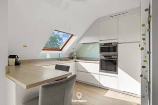 We vinden dit lichtrijke instapklare appartement met EPC-label B en 2 slpks terug op een centrale ligging te Zonhoven. Bekijk het volledige verkoopdossier op www.schraepenvastgoed.be. Naast alle informatie uit deze advertentie vindt u hier ook de professionele video, grondplannen, attesten, keuringen en andere nuttige documenten over deze eigendom.