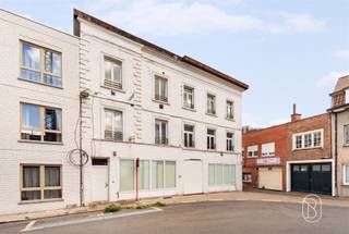 Te koop: opbrengsteigendom met handelsruimte en 2 appartementen aan de Leieboorden in KortrijkOp een uitzonderlijke ligging nabij de Leieboorden in Kortrijk bevindt zich deze veelzijdige opbrengsteigendom met een commerciële ruimte en twee gerenoveerde appartementen.Wat maakt dit pand uniek?Het gelijkvloers omvat een commerciële ruimte met grote vitrine, ideaal voor diverse invullingen zoals kantoor, praktijk of horecazaak. De ruimte biedt veel potentieel. Op de eerste en tweede verdieping bevinden zich twee volledig gerenoveerde appartementen, die onmiddellijk verhuurbaar zijn. De combinatie van een commerciële ruimte op een A-locatie en twee instapklare appartementen zorgt voor een interessante mix van rendement en toekomstpotentieel.Voor wie is dit ideaal?Ideaal voor investeerders of ondernemers die op zoek zijn naar een opbrengsteigendom met commerciële mogelijkheden op een toplocatie in Kortrijk.Te koop via Immo Beguin, jouw vastgoedexpert sinds 2009, met kantoren in Ronse, Waregem, Kortrijk, Deinze, Doornik en Lessines.Meer info of bezoek via tessa@immobeguin.be