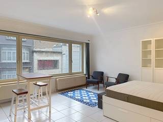 Ce studio agréable est situé dans un bâtiment calme et bien entretenu avec ascenseur, situé au cœur d'Ostende. Grâce à son aménagement bien pensé et à son excellent emplacement, c'est un endroit idéal pour ceux qui souhaitent vivre confortablement à proximité des commerces, des transports en commun et de la plage.Le classement comprend :- Hall d'entrée accueillant avec vestiaire- Cuisine séparée avec appareils électroménagers- Espace de vie lumineux- WC séparés- Salle de bain avec baignoire/douchecommission : 100€ (eau, chauffage et syndic)Le studio bénéficie de beaucoup de lumière naturelle. Possibilité de reprendre le mobilier, idéal pour ceux qui recherchent une résidence secondaire dans un immeuble calme du centre.Vous êtes intéressé par cette propriété à louer à Ostende ? Rendez-vous sur le site www.dewaele.com, cliquez sur le bien que vous souhaitez louer. À l'aide du bouton rouge « demandez votre visite », nous vous demandons de remplir brièvement un profil. Ensuite, nous vous contacterons pour une visite. Les rendez-vous ne peuvent pas être pris par téléphone.Demandez une visite