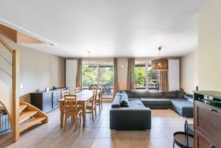 Rustig gelegen duplex-appartement van 130m² (lift tussen 1e en 2de verdieping) met ruim zuid-oost terras van 14m² (breedte 7m x diepte circa 2m)...