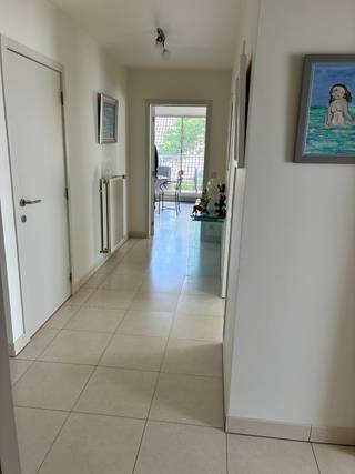 Dit ruime appartement verwelkomt u met een inkomhal en een apart gastentoilet. De lichte en open leefruimte sluit naadloos aan op een volledig uitgeruste keuken en een praktische berging. Via de leefruimte heeft u toegang tot het zonnig terras.<br /><br />Het appartement beschikt verder over twee volwaardige slaapkamers en een comfortabele badkamer met een bad. <br />U kan genieten van de prachtig onderhouden tuin.<br /><br />Extra’s inbegrepen: een ondergrondse autostaanplaats en een privatieve kelderberging.<br />Geen vaste kosten.