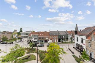 Welkom in dit prachtig appartement op de derde verdieping in Kuurne, perfect voor wie op zoek is naar comfort en zicht op de 'platse'...