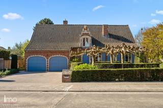 <p>Deze charmante villa is centraal gelegen in het gezellige Beerzel, vlakbij de Beerzelberg, en combineert een rustige woonomgeving met de nabijheid van winkels, scholen en andere voorzieningen.</p>
<p>U betreedt de woning via de inkomhal met gastentoilet, die toegang geeft tot de lichtrijke leefruimte met grote raampartijen en een mooi zicht op de tuin. De leefruimte sluit aan op de volledig uitgeruste keuken, die praktisch is ingericht.</p>
<p>Op de eerste verdieping bevinden zich drie volwaardige slaapkamers en een badkamer.</p>
<p>Buiten vormt het ruime terras een absolute troef, in combinatie met de grote tuin met vijver, die zorgt voor een aangename en groene omgeving. Daarnaast beschikt de woning over een dubbele garage.</p>
<p>Kortom, een lichtrijke en verzorgde woning op een centrale en aangename locatie in Beerzel.<br /><br />Meer info via valerie.vdk@imovastgoed.be of via 015/34.34.54.<br />U kan Imo Vastgoed steeds vrijblijvend contacteren voor een gratis waardebepaling van uw woning.</p>
