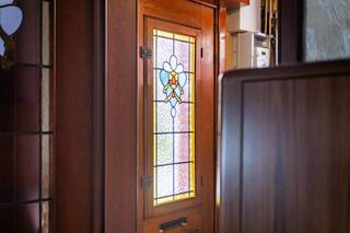 <p><strong>Te renoveren HOB met tuin, garage en uitbreidingsmogelijkheden</strong></p>
<p>Bent u op zoek naar een woning met karakter en potentieel, die u volledig naar uw eigen stijl kunt renoveren? Deze halfopen bebouwing biedt u die kans!<br />De woning is centraal gelegen, op wandelafstand van winkels, scholen en openbaar vervoer. Een<br />ideale locatie voor wie graag alles binnen handbereik heeft.</p>
<p><strong>Indeling van de woning</strong><br />U komt binnen via de inkomhal, die toegang geeft tot de leefruimte en de gesloten keuken.<br />Op de eerste verdieping bevinden zich drie slaapkamers. De zolderverdieping is ruim en biedt de mogelijkheid om extra kamers te creëren.</p>
<p><strong>Buitenruimte met extra’s</strong><br />De woning beschikt over een terras, tuin, een praktische garage én een tuinhuis met extra bergruimte.<br />Kortom: voldoende plaats, zowel binnen als buiten.</p>
<p>Deze woning is perfect voor wie op zoek is naar een solide basis met ruimte om te groeien.<br />Kom kijken en ontdek zelf de mogelijkheden die deze woning te bieden heeft!<br /><strong>Contacteer Katrien: 0473/42.76.99. – katrien@cornelis-partners.be</strong></p>
<p><strong><br />Vraagprijs: € 219.000</strong></p>