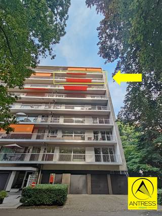 <p><span>Juist gerenoveerd hoekappartement te huur op de 7e verdieping met groot terras.</span></p><p><span> </span></p><p><span>Het appartement bevindt zich in de parkresidentie Mariahof, op een toplocatie nabij het centrum van Edegem en op wandelafstand van het station en centrum van Hove. Rustig gelegen in het groen maar toch in de buurt van winkels en openbaar vervoer.</span></p><p><span> </span></p><p><span>Het appartement is net gerenoveerd met onder andere een nieuwe keuken, nieuwe badkamer, nieuwe aluminium ramen, nieuwe verwarmingstoestellen,..</span></p><p><span>Met een lift komen we op de 7e verdieping. Het appartement heeft een inkomhal met plaats voor een grote kast, een ruime, lichtrijke living met open keuken met eiland. De keuken is voorzien van alle comfort met ingebouwde oven, microgolfoven, inductievuur, grote ijskast, aparte diepvries en ingebouwde vaatwasser. Verder is er een apart toilet, gang met ingemaakte kast, badkamer met grote inloopdouche en plaats en voorziening voor wasmachine en droogkast. Er zijn 2 slaapkamers; 1 grote van 14m² en een kleinere van 10 m². Beide slaapkamers geven ook uit op het terras. Dit west georiënteerde terras van 14 m² heeft een prachtig groen zicht waar je kan genieten van de ondergaande zon, zelfs vanuit de woonruimte. Er is ook een elektrisch zonnescherm.</span></p><p><span> </span></p><p><span>Er is nog een kleine berging op de zolder aanwezig.</span></p><p><span> </span></p><p><span>Het appartement heeft een laag EPC B, elektriciteit uiteraard conform.</span></p><p><span> </span></p><p><span>De maandelijkse kosten zijn 250 Euro en zijn een provisie voor private verwarming en water, onderhoud gebouw en tuin, afval en algemene kosten. Enkel elektriciteit afzonderlijk.</span></p><p><span> </span></p><p><span>Mogelijkheid tot het huren van een garagebox met ervoor nog een extra privé parkeerplaats voor 100 Euro per maand.</span></p><p><span> </span></p><p><span>Er zullen nog kleine afwerkingen gebeuren en is beschikbaar vanaf einde juli. Bezichtigingen zijn mogelijk vrijdag 17 en zaterdag 18 juli. </span></p>