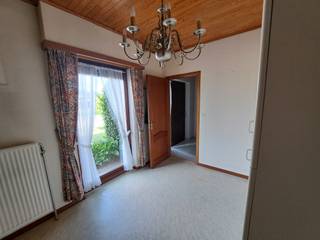 <p></p><p>Een gunstige gelegen gelijkvloerse woning bestaande uit een woonkamer, ingerichte keuken, 3 slaapkamers (1 slaapkamer met ingemaakte kasten), bureeltje, badkamer, veranda, bergplaats, inpandige garage, caport, zolder, tuin met tuinhuis.</p><p>De woning is voorzien van rolluiken (deels automatisch). De woning is gelegen in woongebied, geen dagvaarding, gelegen in een verkaveling, geen voorkooprecht.</p><p></p>