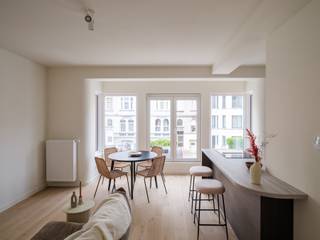 Op een uitstekende locatie in de Victor Braeckmanlaan te Sint-Amandsberg bevindt zich dit recent gerenoveerde appartement van ca. 60 m². Het is gelegen op de eerste verdieping van een kleinschalige residentie met slechts drie entiteiten. Deze ligging vormt ongetwijfeld één van de grootste troeven. Dankzij de vlotte verbinding naar het centrum van Gent, de nabijheid van belangrijke invalswegen en de uitstekende bereikbaarheid met het openbaar vervoer geniet u hier van een optimale mobiliteit. Daarnaast bevinden winkels, scholen, sport- en recreatiefaciliteiten zich op korte afstand, waardoor u alle dagelijkse voorzieningen binnen handbereik heeft.
Dit instapklare appartement combineert een hedendaagse afwerking met een praktische indeling, veel natuurlijke lichtinval en een energiezuinig karakter.
Bij het betreden van het appartement komt u terecht in een sfeervolle en bijzonder lichtrijke leefruimte, waar de grote raampartijen zorgen voor een aangename woonbeleving en een overvloed aan natuurlijk daglicht. Aansluitend bevinden zich de eethoek en de open keuken met kookeiland. Deze werd afgewerkt in een hedendaagse stijl en is volledig uitgerust met alle nodige inbouwtoestellen, waardoor comfort en functionaliteit perfect samenkomen.
Verder beschikt het appartement over een afzonderlijk gastentoilet en een smaakvol ingerichte badkamer, voorzien van een lavabo, een inloopdouche en een aansluiting voor een wasmachine. Er zijn twee slaapkamers aanwezig, waarvan één iets compacter en ideaal als kinder-, logeer- of bureauruimte. De ruime master bedroom biedt rechtstreeks toegang tot het aangename terras, waar u in alle rust kan genieten.
In de kelder beschikt elk appartement over een eigen privatieve bergruimte, wat zorgt voor extra opbergmogelijkheden. Dankzij de recente renovatie, de gunstige EPC-score, de lichtrijke ruimtes, de kwalitatieve afwerking en de uitstekende ligging vormt dit appartement een ideale opportuniteit voor zowel eigen bewoning als investering.
Bent u op zoek naar een instapklare woonst waar comfort, energiezuinigheid en bereikbaarheid centraal staan, dan is dit appartement in Sint-Amandsberg absoluut een bezoek waard.