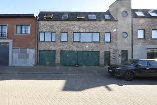 Gelegen op de eerste verdieping vinden we dit leuk appartement, bestaande uit:Living met open keuken, berging.Eén slaapkamer.Badkamer met ligbad en...