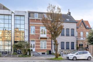 Wie houdt van karakter, ruimte en authentieke charme, zal zich meteen thuis voelen in deze statige herenwoning in Merksem op de grens met Schoten . De woning dateert uit 1871 en wist haar typische karaktereigenschappen prachtig te bewaren: hoge plafonds, royale kamers en een stijlvolle uitstraling, gecombineerd met hedendaags wooncomfort en verschillende energetische verbeteringen.<br /><br />Via de ruime inkomhal met authentieke trap bereik je de verschillende verdiepingen en de ruime kelder. De woonkamer op parket sluit aan op de eetkamer en de open, volledig geïnstalleerde keuken. Aansluitend bevindt zich de badkamer met ligbad/douche, dubbele lavabo en toilet. Er is tevens een afzonderlijk gastentoilet.<br /><br />Vanuit de keuken stap je rechtstreeks op het zonnige terras, met enkele treden lager de mooi aangelegde en verrassend ruime stadstuin: een heerlijke plek om in alle rust van het buitenleven te genieten.<br /><br />Op de eerste verdieping bevinden zich 2 grote slaapkamers en een extra ruimte die perfect dienst kan doen als bureau of dressing. De tweede verdieping biedt nog eens 2 volwaardige, ruime slaapkamers.<br /><br />Doorheen de jaren werd de woning zorgvuldig aangepast aan de hedendaagse woonnormen: conforme elektrische installatie, asbestvrij, isolatie van achtergevel, dak, zoldervloer en kelder, dubbele PVC-beglazing, centrale verwarming met energiezuinige pelletketel en een zonneboiler.<br /><br />Ook praktisch zit het goed: parkeren kan voor de woning, een mooie meerwaarde in een stedelijke omgeving.<br /><br />Een bijzonder pand voor wie houdt van de grandeur en ruimte van een authentieke herenwoning, maar tegelijk belang hecht aan hedendaags comfort en energiezuinig wonen.<br /><br />Een karaktervol pareltje met 4 ruime slaapkamers, royale leefruimtes, zonnig terras, prachtige stadstuin én parkeermogelijkheid voor de deur!